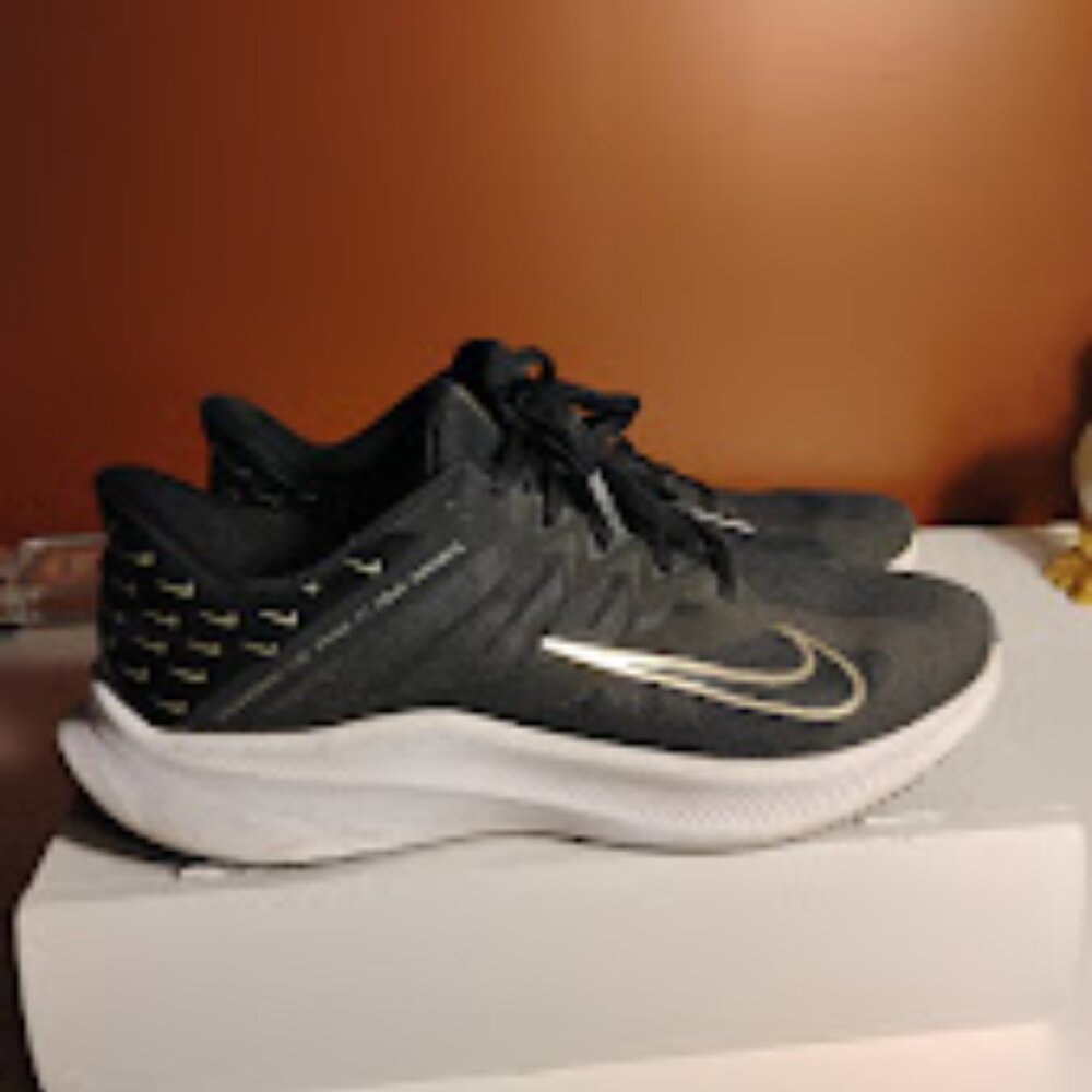 Nike Black & Gold Running Shoes Men’s Size 10 Lightweight Trainers
